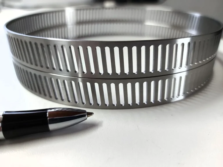 Präzise CNC-Bearbeitung eines fein gelochten Edelstahlrings