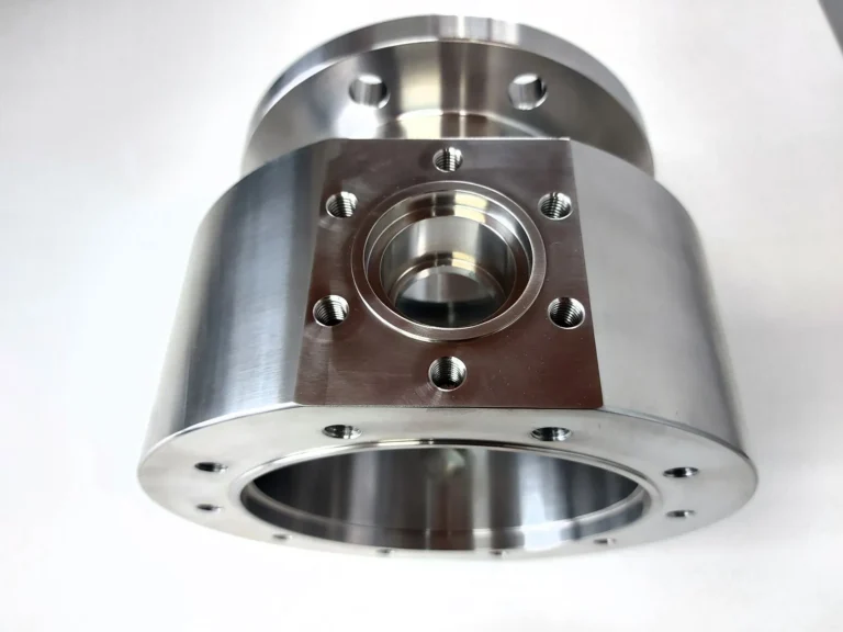 CNC-gefertigtes Maschinenbauteil mit präzisen Bohrungen und glatten Oberflächen